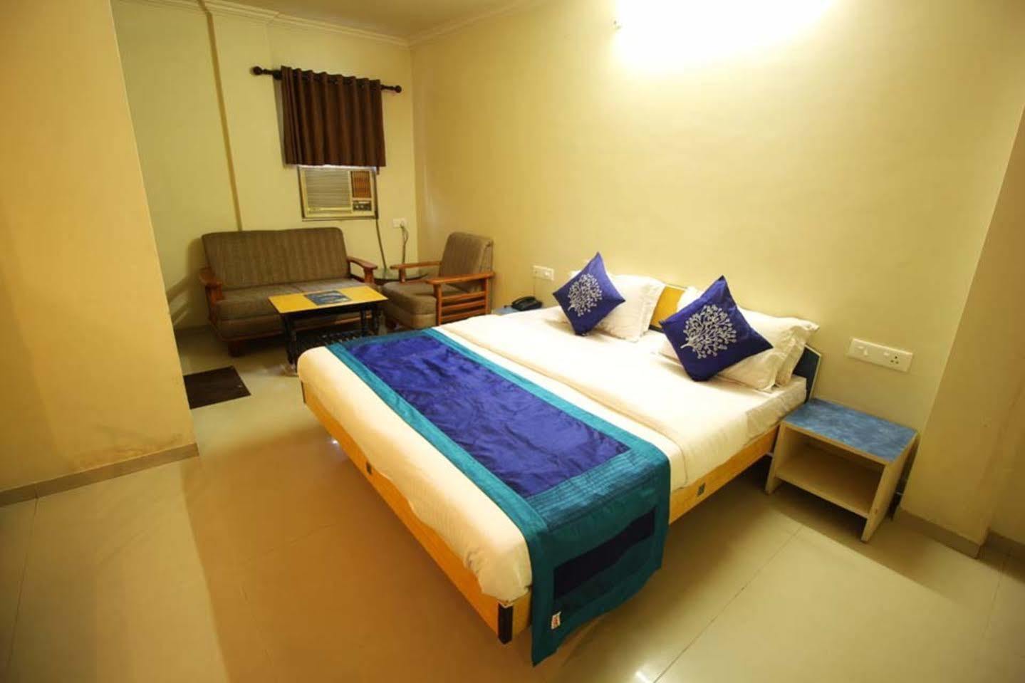 Hotel Dudawat Ahmedabad Bagian luar foto